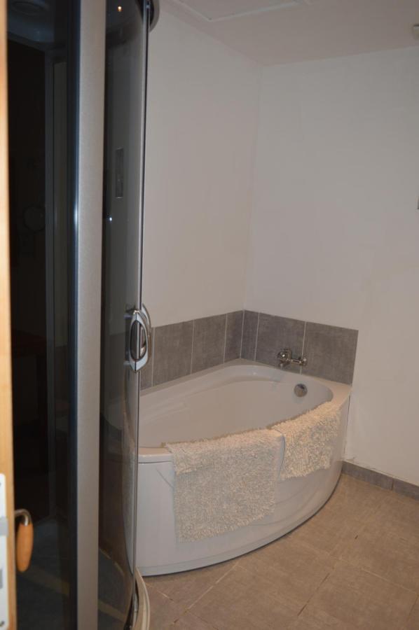 Le Studio Apartment Azille Luaran gambar